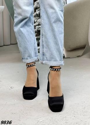 Изысканные женские туфли черные на каблуке с ремешком блочный каблук квадратный мыс туфельки с камушками туфлы атласные с застежкой на каблуке6 фото