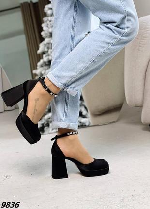 Изысканные женские туфли черные на каблуке с ремешком блочный каблук квадратный мыс туфельки с камушками туфлы атласные с застежкой на каблуке5 фото