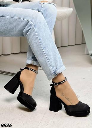 Изысканные женские туфли черные на каблуке с ремешком блочный каблук квадратный мыс туфельки с камушками туфлы атласные с застежкой на каблуке8 фото