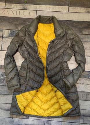 Женская зимня стеганая удлиненная курточка пальто calvin klein в оливковом цвете размер l