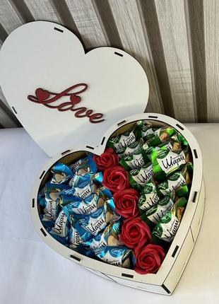Подарочный бокс в деревянной коробке в форме сердца с мыльными розами и конфетами на день рождения1 фото