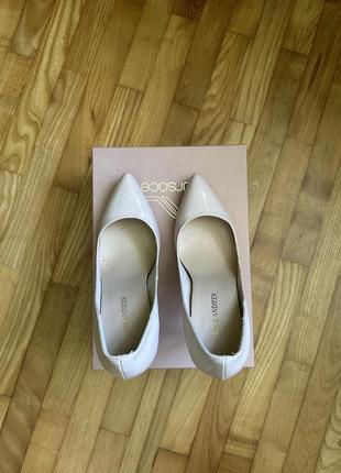 Лакированные туфли на каблуке