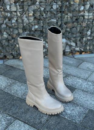 Женские кожаные сапоги трубы бежевые