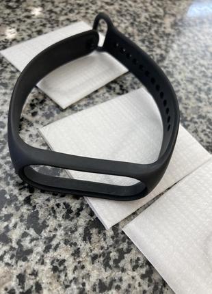Ремешок на фитнес-браслет xiaomi mi band 7/6/5 + защитные пленки