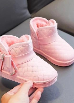 Модные стильные угги, утепленные густым мехом