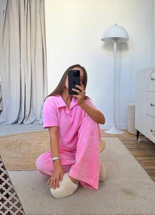 Піжама жіноча велюрова однотонна футболка на гудзиках штани вільного крою на високій посадці якісний рожевий молоко