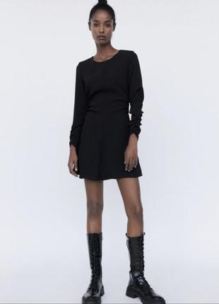 Zara чорна міні сукня з рукавом