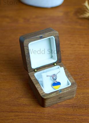 Дерев'яна коробочка для підвіски та ланцюжка charm 55х55х40мм футляр з білим наповненням