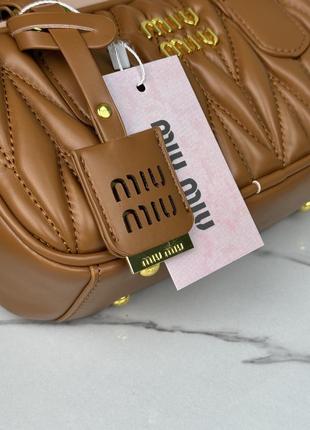 Сумка жіноча miu miu arcadie matelassé коричневий крос боді міу6 фото