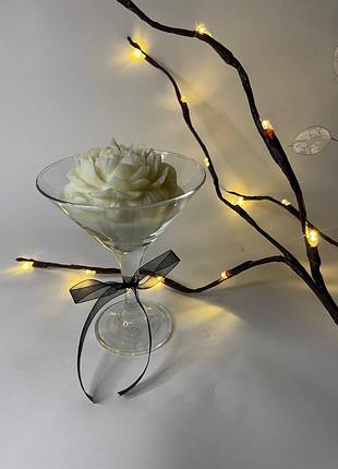 Соевый пион свеча в стакане для мартини.