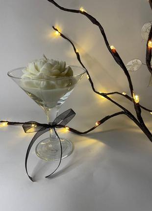 Соевый пион свеча в стакане для мартини.