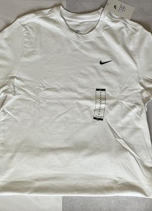 Футболка от nike sportswear tee