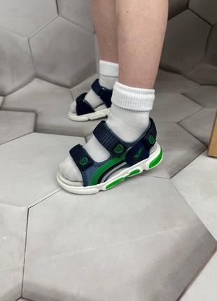 Зручні босоніжки