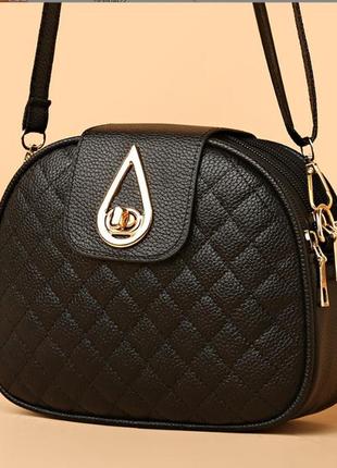 Трендова жіноча сумочка на ремінці чорна з екошкіри стильна сумка через плече для дівчини