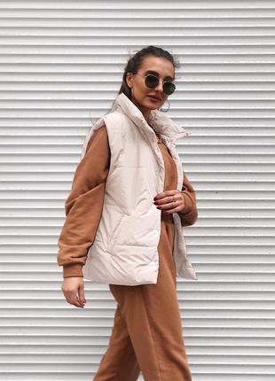 Жилетка женская безрукавка со съемным капюшоном цвет молочный