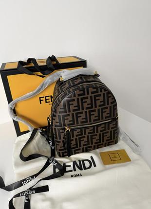 Женский кожаный рюкзак похож на fendi.