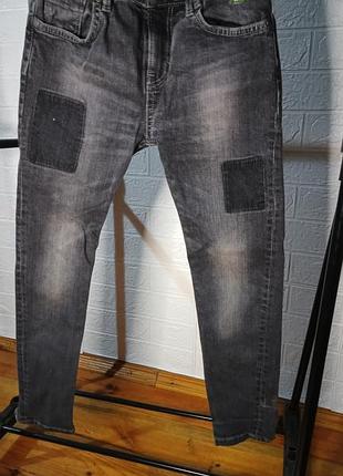 Модные детские джинсы с латками o'stin на мальчика