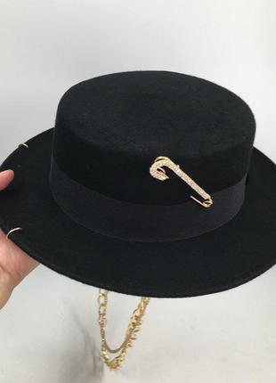Фетровая шляпа канотье с пирсингом, булавкой и цепочками из шерсти rebel chic hat черная