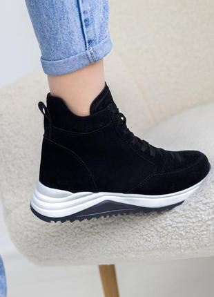 Жіночі зимові черевики з натуральної чорної замші на білій підошві5 фото