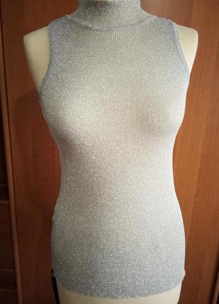 Нарядный серебристый топ гольф без рукавов
