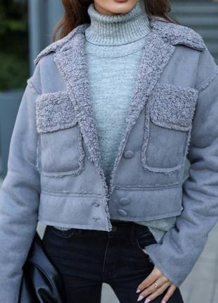 Укороченная дубленка из эко-замши в цветах хаки и серый. внутри - мягкий мех teddy, который дарит тепло и комфорт