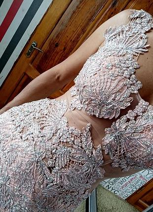 Вечірня сукня, весільне ніжно-рожевого кольору зі шлейфом.