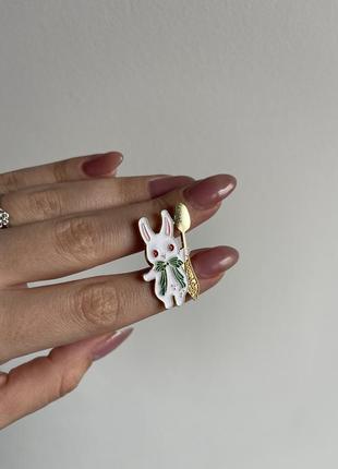 Пенни значок металлический брошка белый зайчик с ложкой