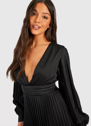 Чёрное сатиновое платье миди плиссе boohoo