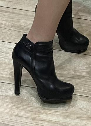 Кожаные черные ботинки на каблуке, fabiani