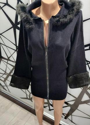 Женственный кардиган, трикотажное пальто с капюшоном и опушкой черного цвета с меховыми вставками на молнии от frank lyman 44-464 фото