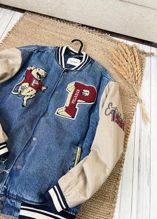 Джинсовая куртка-бомбер pull&bear в університетському стилі3 фото