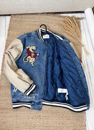 Джинсовая куртка-бомбер pull&bear в університетському стилі2 фото