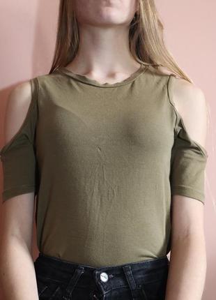 Зелена футболка без плечей