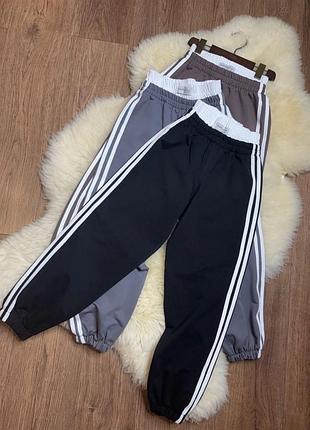 Чорні спортивні штани джогери з лампасами