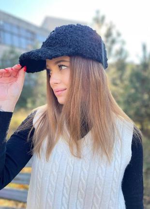 Тепла жіноча кепка