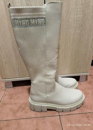 Продам высокие ботинки молочного цвета mustang. 39р-р.