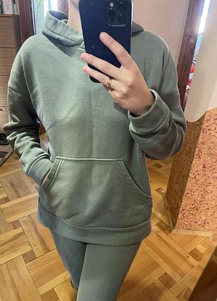 Зеленый спортивный костюм