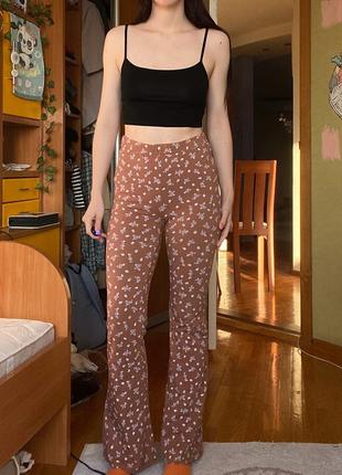 Коричневые трендовые брюки брюки трикотажные актуальные в цветочный принт3 фото