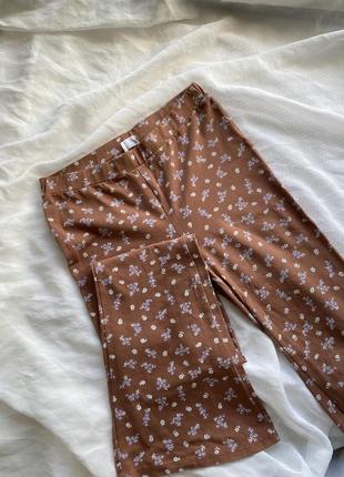 Коричневі трендові штанці штани кльош трикотажні актуальні в квітковий принт