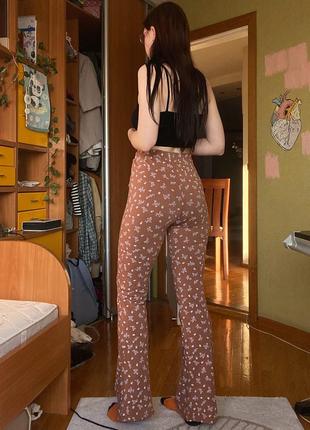 Коричневые трендовые брюки брюки трикотажные актуальные в цветочный принт6 фото