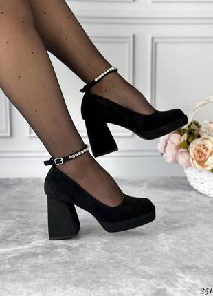 Туфлі з ремінцем у каменях з екозамшею в чорному кольорі на зручному підборі