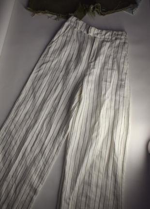 Белые широкие брюки в полоску нюанс
