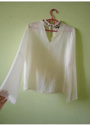 Женская белая блуза с рукавами клеш