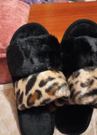 Теплі плюшеві хутряні капці.
