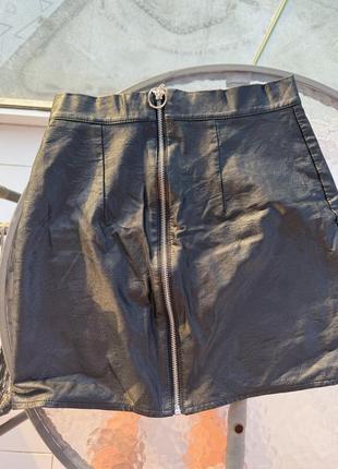 Чорна шкіряна спідниця