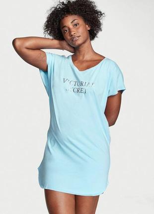 Короткая женская ночная рубашка-футболка victoria`s secret хлопковая с v-образным вырезом и надписью, голубая