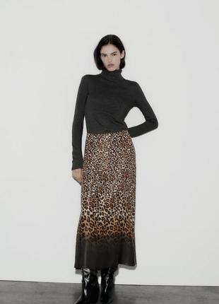 Атласна спідниця в довжині міді леопардовий принт zara