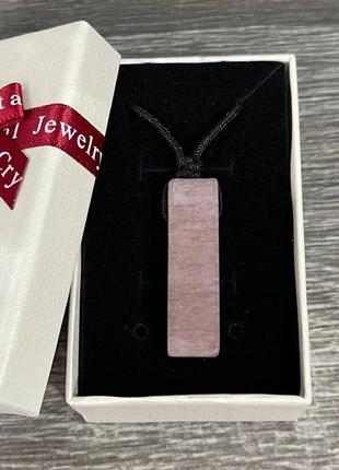 Кулон із натуральним каменем суничний кварц - кристал на шнурку екошовк у подарунковій коробочці