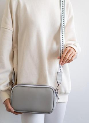 Сумочка для девушки трендовая просторная каждодневная серая сумка через плечо легкая из экокожи toп