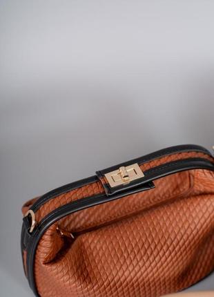 Трендовая сумка рыжая с черным на каждый день сумочка для работы стильная среднего размера практичная toп